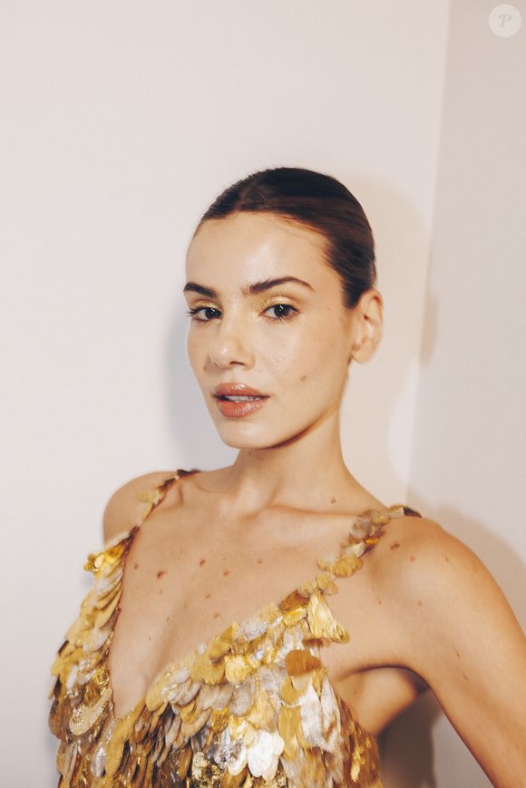 Camila Queiroz não penteia o cabelo com pentes e sim com os próprios dedos