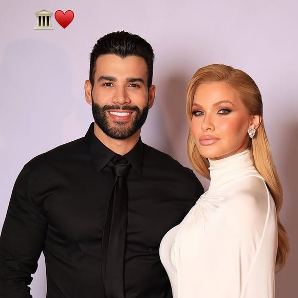 Andressa Suita prestigia o marido, Gusttavo Lima, em premiação