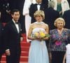 Quando o príncipe Charles e Diana chegaram ao Festival de Cinema de Cannes de 1987 para uma visita de apenas 10 horas, o vestido de tule azul sem alças da princesa de Gales prestou homenagem à sua mentora real
