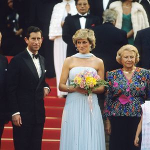 Quando o príncipe Charles e Diana chegaram ao Festival de Cinema de Cannes de 1987 para uma visita de apenas 10 horas, o vestido de tule azul sem alças da princesa de Gales prestou homenagem à sua mentora real