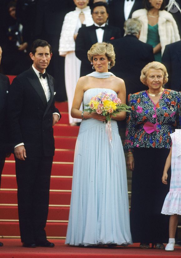 Quando o príncipe Charles e Diana chegaram ao Festival de Cinema de Cannes de 1987 para uma visita de apenas 10 horas, o vestido de tule azul sem alças da princesa de Gales prestou homenagem à sua mentora real