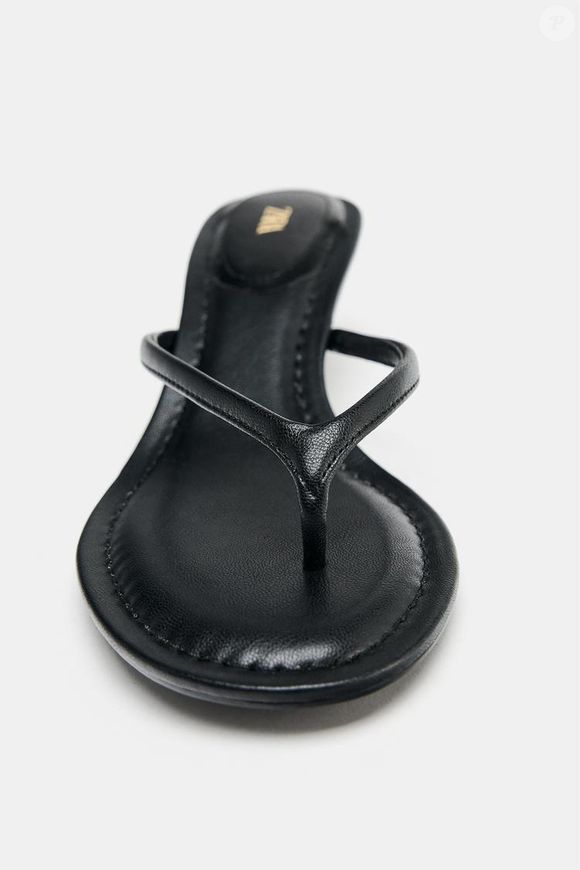 Também encontramos essa opção de sandália com salto kitten na Zara por R$ 279,00, perfeita para quem busca elegância com conforto no dia a dia