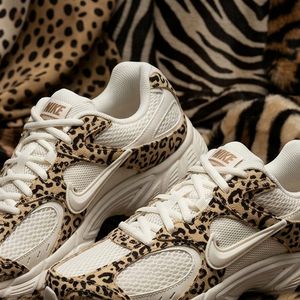Até o fechamento da matéria, o Tênis Nike V5 Runner Feminino estava disponível por R$ 749,99, reunindo estética inspirada nos anos 2000, diferentes texturas e proposta de conforto para o dia a dia