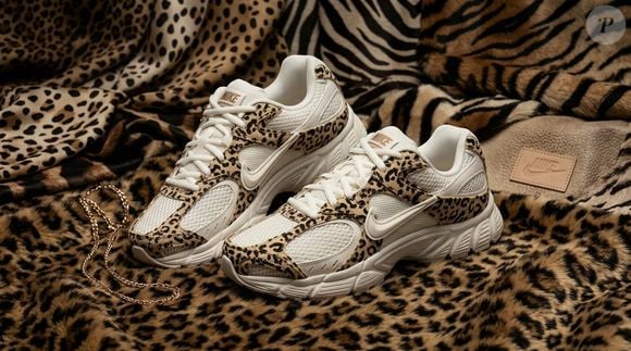 Até o fechamento da matéria, o Tênis Nike V5 Runner Feminino estava disponível por R$ 749,99, reunindo estética inspirada nos anos 2000, diferentes texturas e proposta de conforto para o dia a dia
