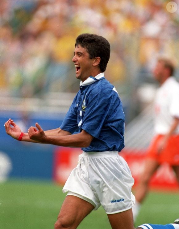 Campeão mundial em 1994, Bebeto transformou a emoção pela chegada do filho Matheus em uma comemoração eternizada na história do futebol