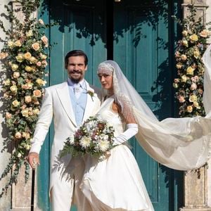 O casamento de Virgínia (Theresa Fonseca) e Mirinho (Nicolas Prattes) em "Nobreza do Amor" é celebrado por Padre Viriato (Marcelo Médici), que conduz os votos diante dos convidados