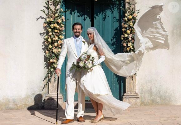 O casamento de Virgínia (Theresa Fonseca) e Mirinho (Nicolas Prattes) em "Nobreza do Amor" é celebrado por Padre Viriato (Marcelo Médici), que conduz os votos diante dos convidados