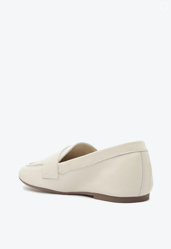 Em nobuck bege, o mocassim da Schutz resgata a estética tradicional do calçado e pode integrar diferentes produções femininas, seguindo a proposta de uma peça versátil para a rotina