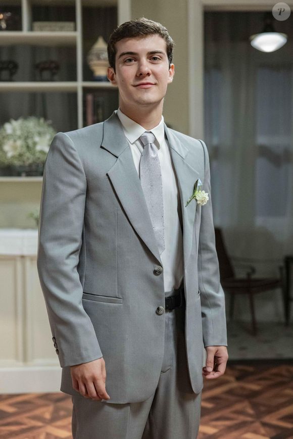 Edu (Caio Manhente) preparado para casamento na novela Garota do Momento