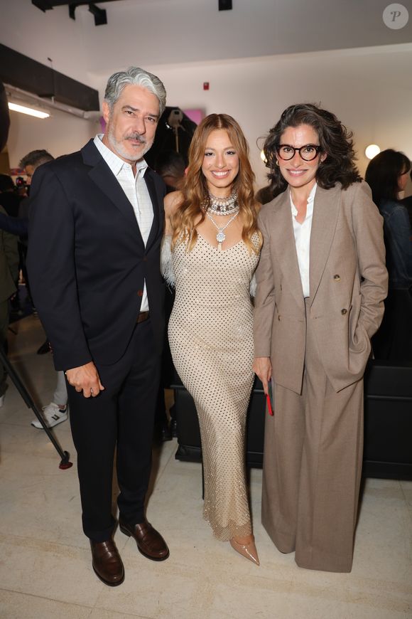 Look marrom acinzentado de Renata Vasconcellos tinha modelagem oversized elegante