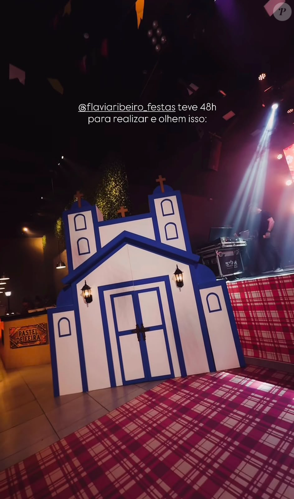 A igrejinha cenográfica foi um dos elementos de destaque da decoração do arraiá de Neymar e Bruna Biancardi, com fachada branca e azul e três cruzes no alto