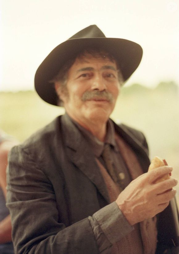 A Globo se preparava para exibir ‘O Rei do Gado’, no entanto, um atraso na produção fez com que a data de estreia da novela fosse adiada