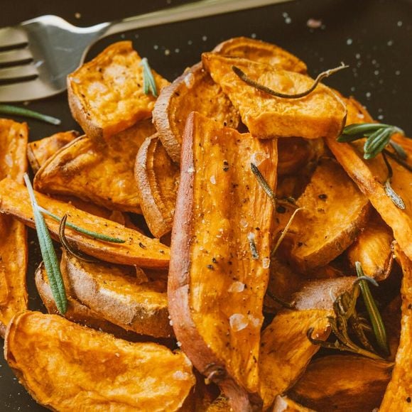 As vitaminas e antioxidantes da batata-doce fortalecem as defesas do corpo e ajudam na saúde dos olhos, prevenindo a perda da visão