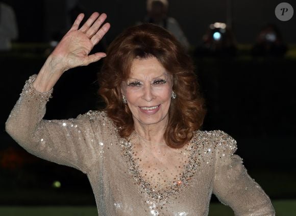 Sophia Loren é uma das maiores estrelas do cinema italiano e mundial. Aos 92 anos, a atriz segue como referência de elegância, beleza e longevidade