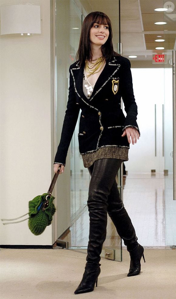 Visual icônico de Anne Hathaway resgata transformação marcante da personagem Andy Sachs e impulsiona o retorno da franja em 2026