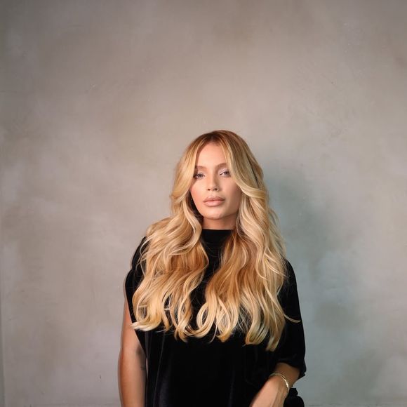 O loiro dourado de Gabriely Miranda é um dos visuais mais elegantes entre as mulheres dos jogadores da Seleção Brasileira. Para a colorista Natasha Pires, o segredo está na naturalidade: 'O grande luxo atualmente é o cabelo que cresce bonito'