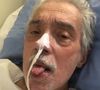 Pedro Paulo Rangel apareceu deitado em um leito hospitalar mostrando a língua em sinal de bom humor