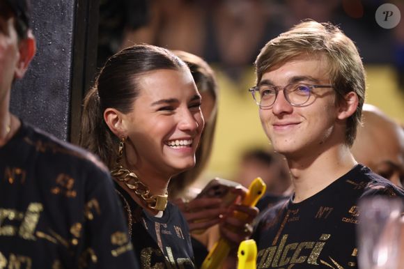 Joaquim Huck e a namorada, Manoela Estevão, se divertiram em camarote da Sapucaí no Carnaval 2025 durante o desfile das campeãs