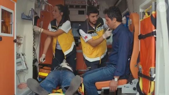 Arif entra em estado de choque com situação de Hatice e Sarp em acidente de carro na novela Força de Mulher