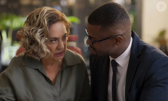 Sirley (David Jr) quase toma suco envenenado destinado à Berta (Eliane Giardini) na novela Mania de Você