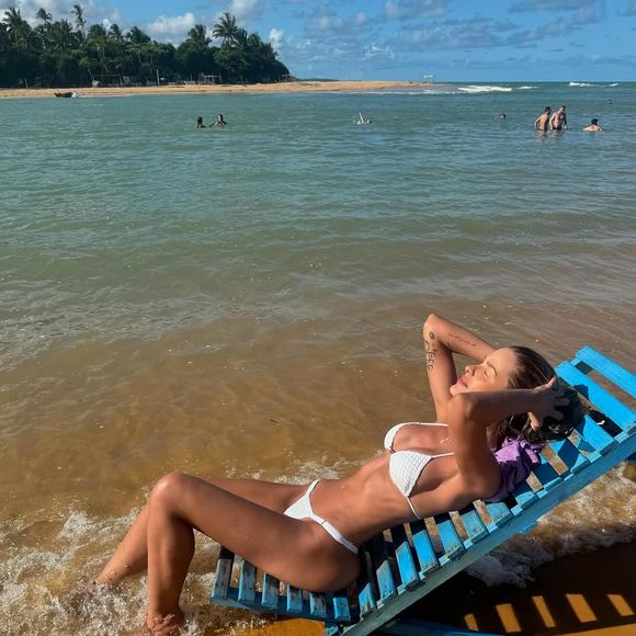 Em fotos postadas na praia, Yasmin Brunet chegou a ser alvo de críticas