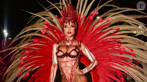 Musa da Unidos de Vila Isabel, Gabi Martins percebeu que seu tapa-sexo estava descolando e que a parte de cima da fantasia subia enquanto sambava.