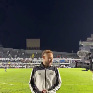 Pernas de Neymar roubaram a cena por seu formato 'aberto', algo que muitas pessoas nunca tinham notado até então