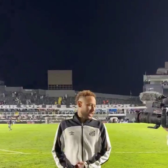 Pernas de Neymar roubaram a cena por seu formato 'aberto', algo que muitas pessoas nunca tinham notado até então