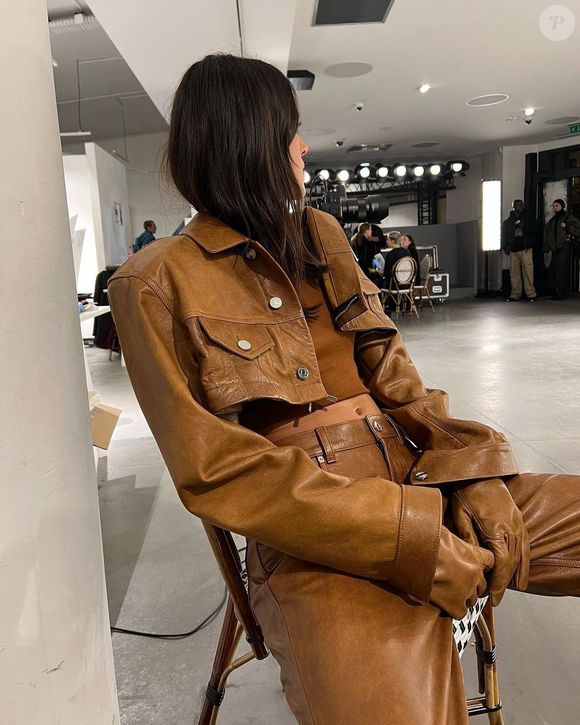 Bruna Marquezine usa marrom: atriz aposta em conjunto de couro no tom terroso, muito presente no Outono