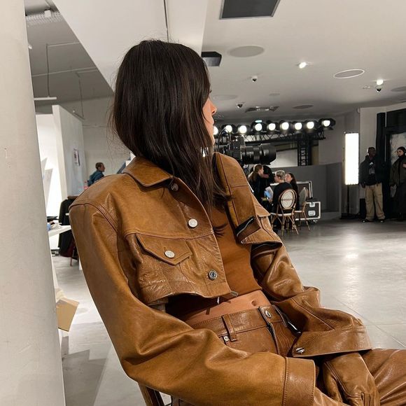 Bruna Marquezine usa marrom: atriz aposta em conjunto de couro no tom terroso, muito presente no Outono