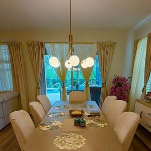 A mansão de Rick Sollo em Orlando reúne cozinha com ilha central, sala de estar com dois ambientes e área gourmet com churrasqueira. A residência foi comprada pelo sertanejo e Geralda Carvalho em novembro de 2025