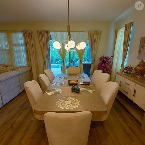 A mansão de Rick Sollo em Orlando reúne cozinha com ilha central, sala de estar com dois ambientes e área gourmet com churrasqueira. A residência foi comprada pelo sertanejo e Geralda Carvalho em novembro de 2025