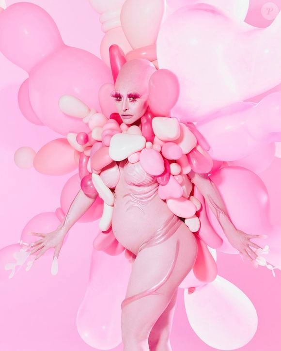 Com visual careca e barriga à mostra, Sabrina Sato chamou atenção no Baile de Halloween da Sephora 2026. A apresentadora usou um look rosa criado por Robert Wun, com balões refrigerados a 9 °C