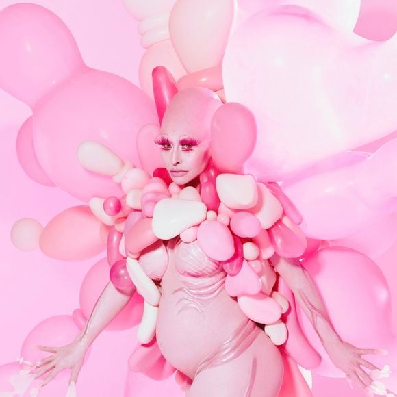 Com visual careca e barriga à mostra, Sabrina Sato chamou atenção no Baile de Halloween da Sephora 2026. A apresentadora usou um look rosa criado por Robert Wun, com balões refrigerados a 9 °C