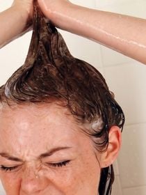 O banho perfeito para pele não dura nem 10 minutos, segundo dermatologista: 'Mais do que suficientes para nos limparmos corretamente'