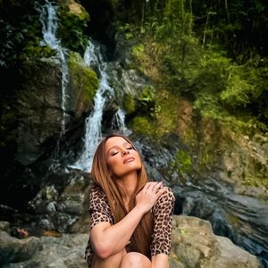 Maiara, agora com o corpo mais definido, exibiu suas curvas em novas fotos de biquíni