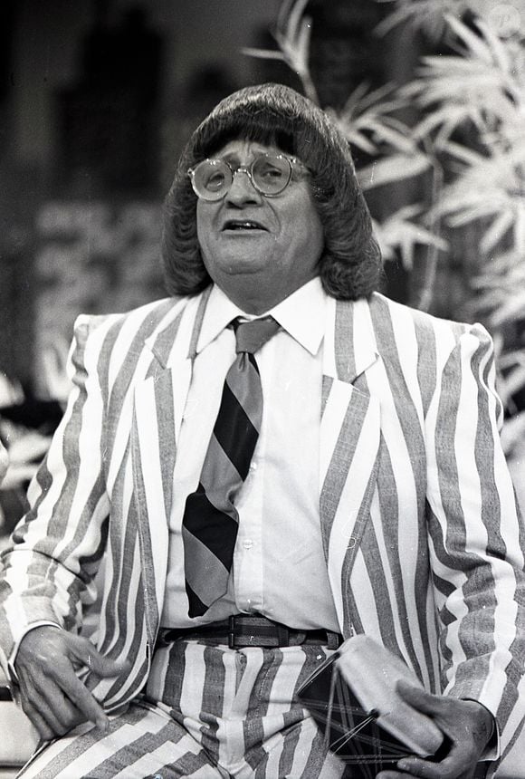 'Calma, cocada!': Rony Cócegas lançou o bordão com o personagem Lindeza em 'A Praça é Nossa': sua gravata ficava ereta ao ver uma mulher bonita