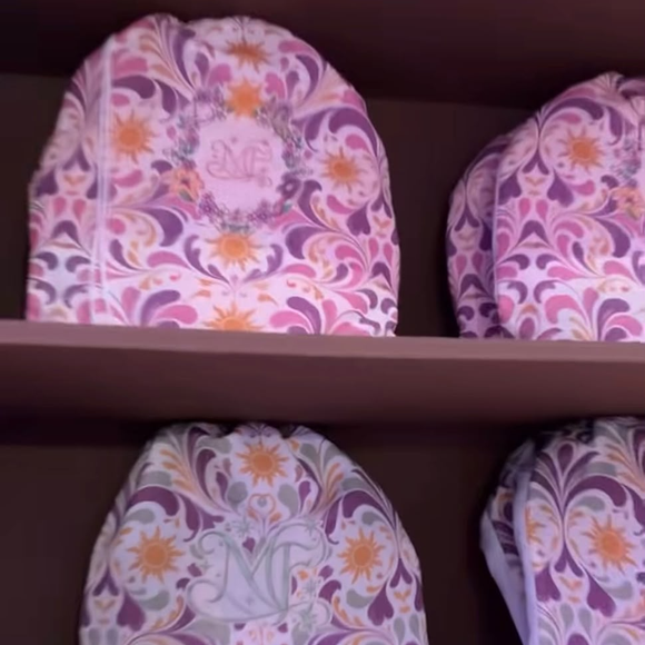 A decoração da festa de Maria Flor foi planejada para transportar os convidados ao mundo de 'Enrolados'. O cenário contou com uma torre inspirada em Rapunzel, mural pintado à mão, vegetação cenográfica, flores em tons de rosa e roxo e detalhes dourados