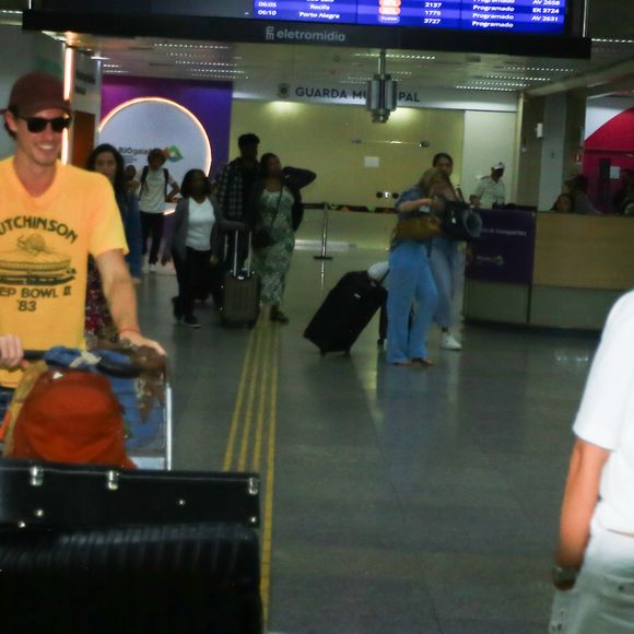 Bruna Marquezine e Shawn Mendes também foram flagrados no retorno ao Rio de Janeiro