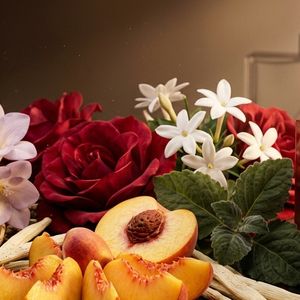 Com notas de pêssego, pétalas de frésia africana e fundo quente de baunilha com patchouli, o Gucci Rush virou o perfume queridinho de quem deseja deixar presença no ar e apostar em um aroma provocante e inesquecível
