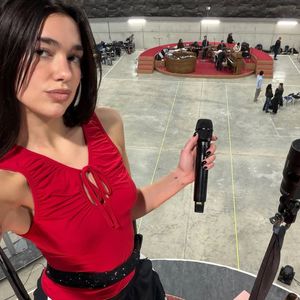 Segundo a equipe jurídica de Dua Lipa, em informações divulgadas pela Rolling Stone EUA, a Samsung fabricou, distribuiu e vendeu um grande número de televisores usando a imagem da cantora para capitalizar sua fama e sugerir uma associação comercial inexistente