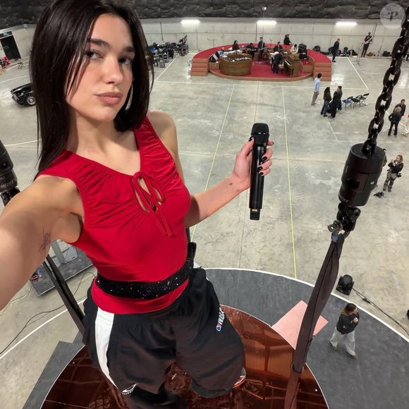 Segundo a equipe jurídica de Dua Lipa, em informações divulgadas pela Rolling Stone EUA, a Samsung fabricou, distribuiu e vendeu um grande número de televisores usando a imagem da cantora para capitalizar sua fama e sugerir uma associação comercial inexistente