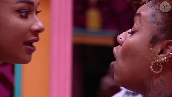 Camilla se defendeu e acusou Vitória de fazer 'cena' na casa mais vigiada do Brasil: "Você me colocou como preta agressiva lá dentro. Eu não quero mais falar com você".