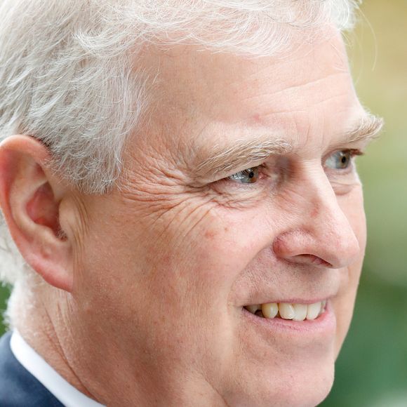 Príncipe Andrew foi acusado de ficar completamente nu durante um serviço de massagem em junho de 2000, dentro do Palácio de Buckingham