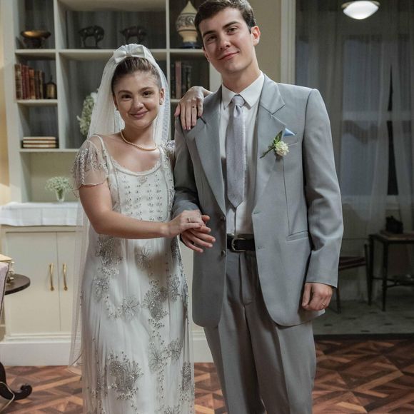 Novela 'Garota do Momento': Celeste (Débora Ozório)  aposta em vestido de noiva romântico para o casamento com Edu (Caio Manhente).