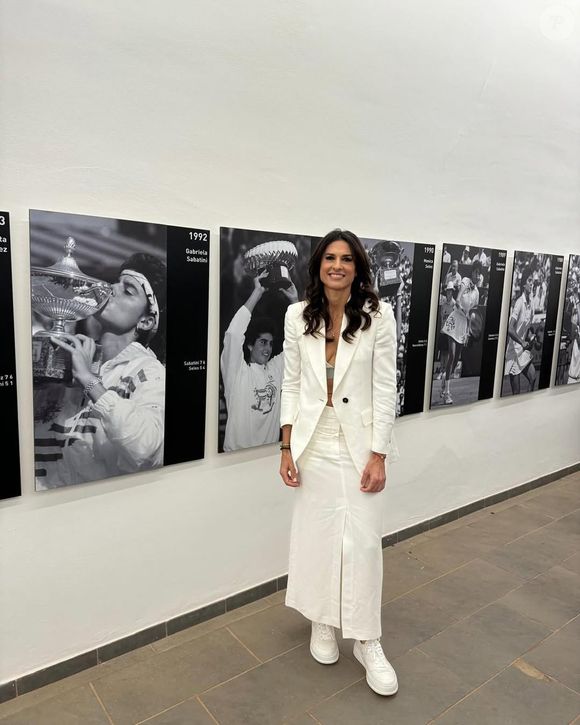 Muito além das quadras, Gabriela Sabatini transformou o blazer em símbolo do seu estilo elegante e discreto. A ex-tenista, que completa 56 anos neste sábado, segue inspirando mulheres maduras com produções refinadas e cheias de personalidade, além de manter viva a fama da sua clássica linha de perfumes