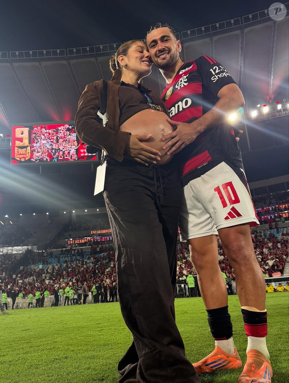 Giorgian de Arrascaeta, craque do Flamengo, teve o primeiro filho com Camila Bastiani em 6 de dezembro: o pequeno Milano. "Benvenido, Milanito", escreveu o ídolo na legenda de uma foto com um carimbo do pé do bebê em seu braço