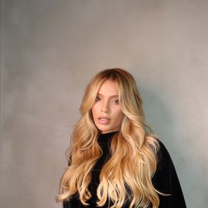 O loiro de Gabriely Miranda conquistou admiradoras pela praticidade. Para a colorista Natasha Pires, 'A raiz esfumada permite exatamente isso: intervalos maiores entre retoques, crescimento mais elegante e um visual muito mais refinado'