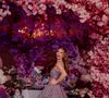 O primeiro vestido de Lorena Queiroz foi um em tom lilás metálico com textura rica e construção arquitetônica. O modelo tomara que caia ganhou destaque pela saia volumosa em camadas de babados estruturados, criando movimento e imponência.