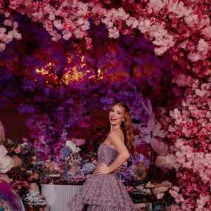 O primeiro vestido de Lorena Queiroz foi um em tom lilás metálico com textura rica e construção arquitetônica. O modelo tomara que caia ganhou destaque pela saia volumosa em camadas de babados estruturados, criando movimento e imponência.